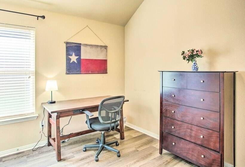 Lovely Little Elm House W/ Backyard!