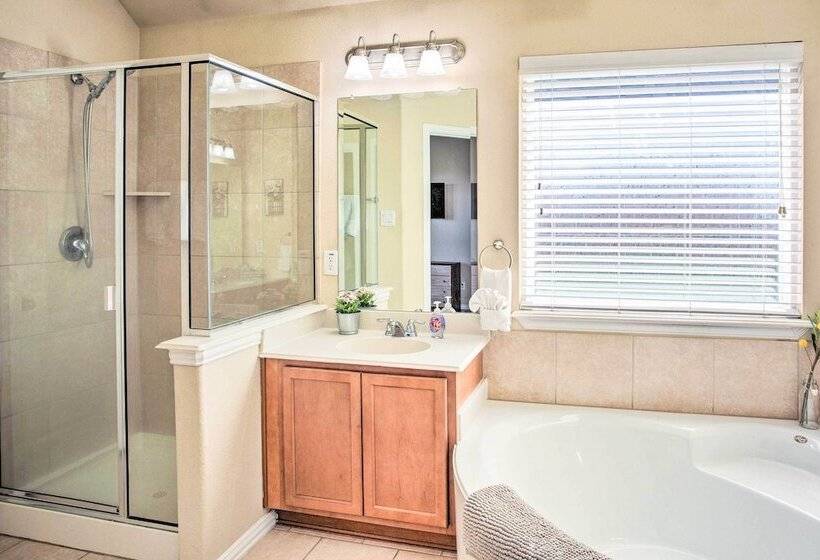 Lovely Little Elm House W/ Backyard!