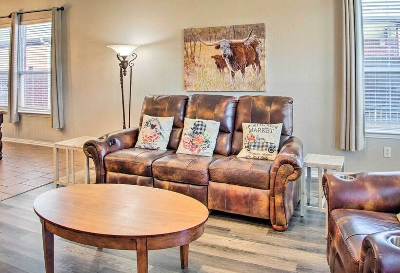 Lovely Little Elm House W/ Backyard!