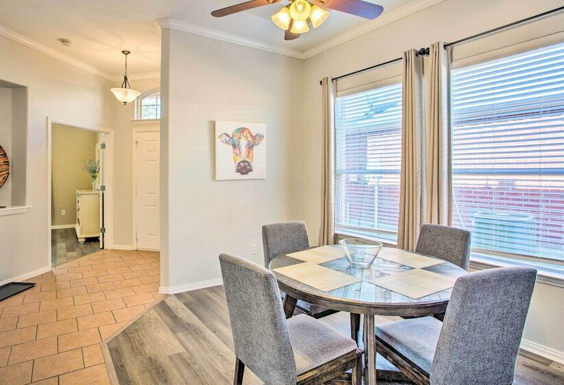 Lovely Little Elm House W/ Backyard!