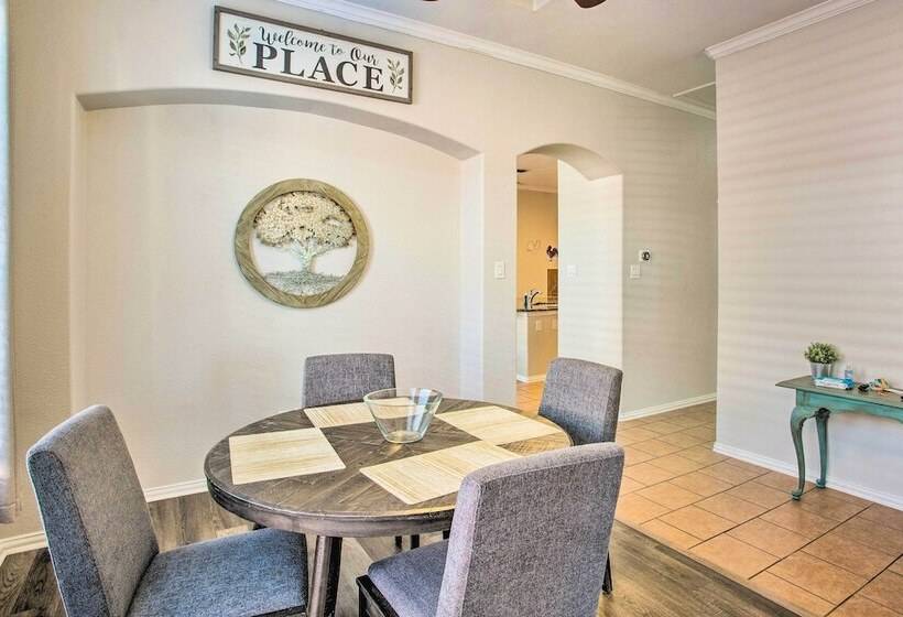 Lovely Little Elm House W/ Backyard!