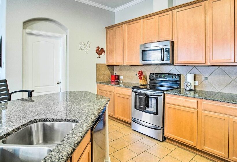 Lovely Little Elm House W/ Backyard!