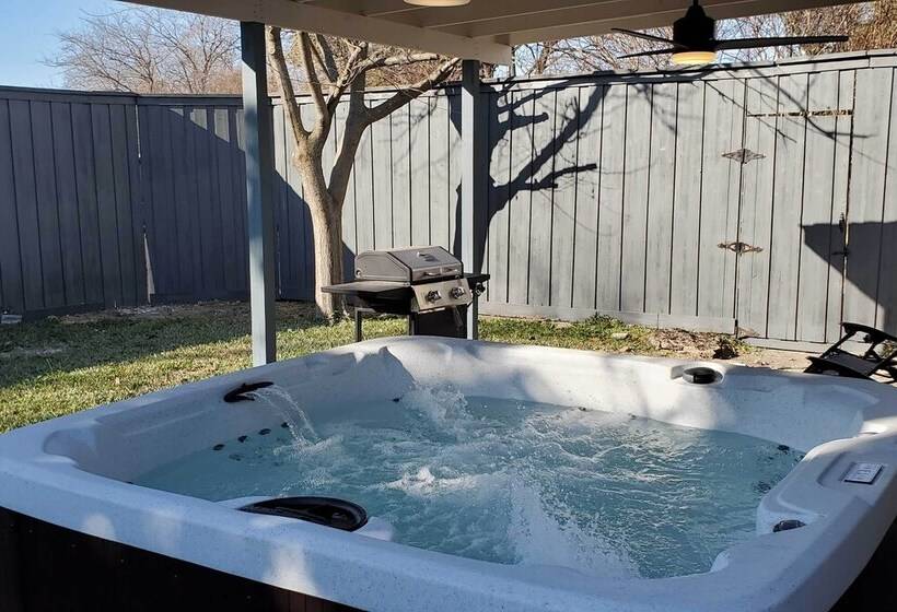 Richardson Home W/ Hot Tub ~ 17 Mi To Dallas!