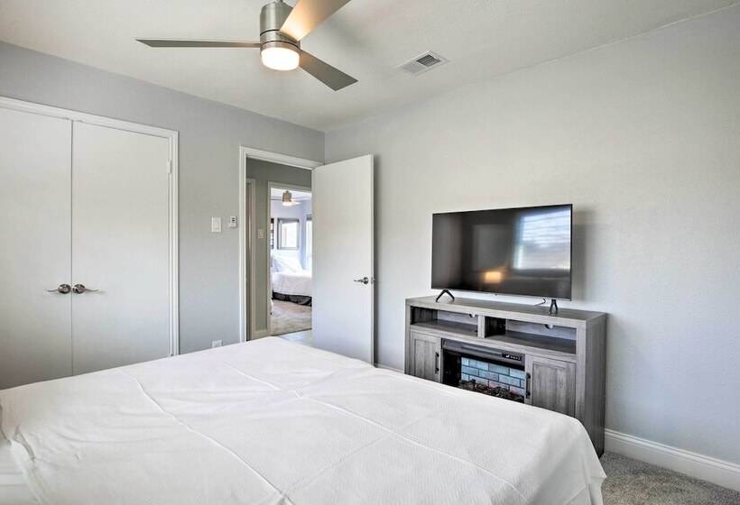 Richardson Home W/ Hot Tub ~ 17 Mi To Dallas!