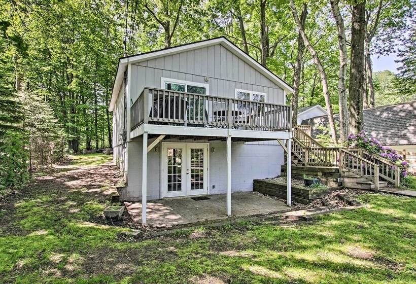 Ludington Cottage W/ Deck, Yard & Fire Pit!