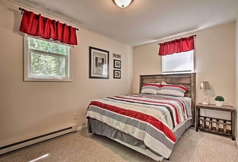 Ludington Cottage W/ Deck, Yard & Fire Pit!