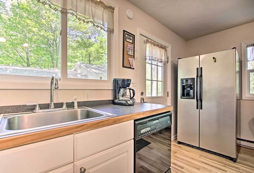 Ludington Cottage W/ Deck, Yard & Fire Pit!