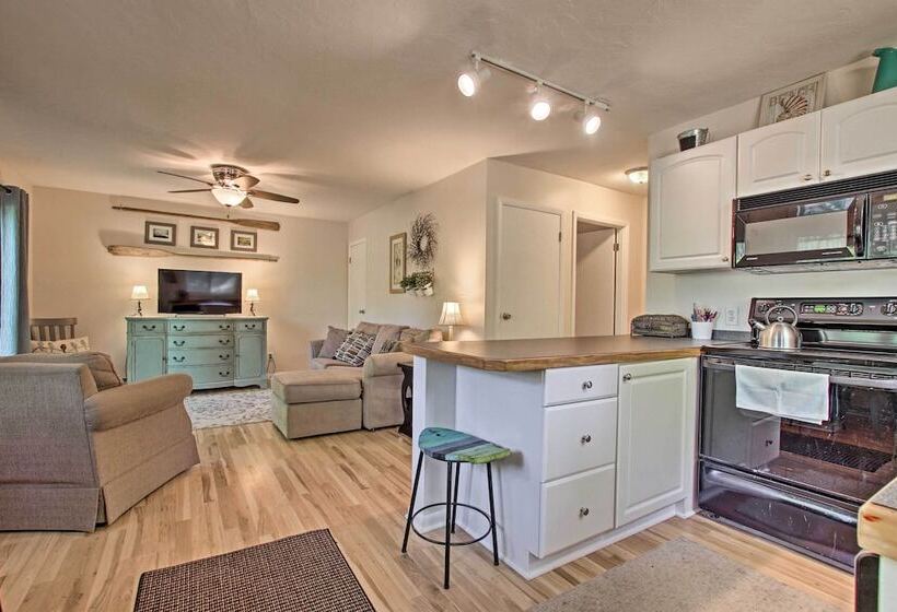 Ludington Cottage W/ Deck, Yard & Fire Pit!