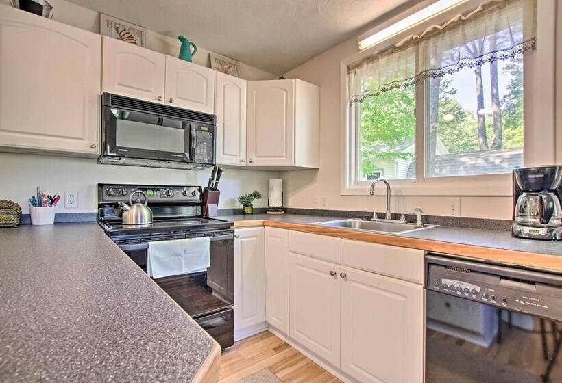 Ludington Cottage W/ Deck, Yard & Fire Pit!