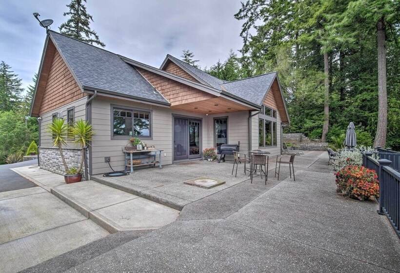 Luxe Coos Bay Escape W/ Patio + River Views!