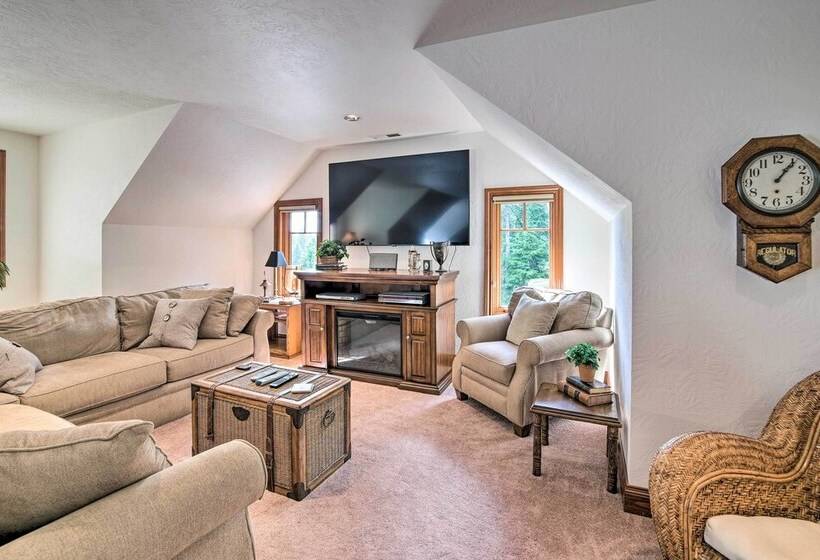 Luxe Coos Bay Escape W/ Patio + River Views!