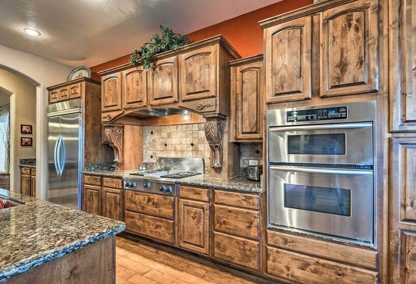 Luxe Gilbert Home W/ Heated Pool + Putting Green!