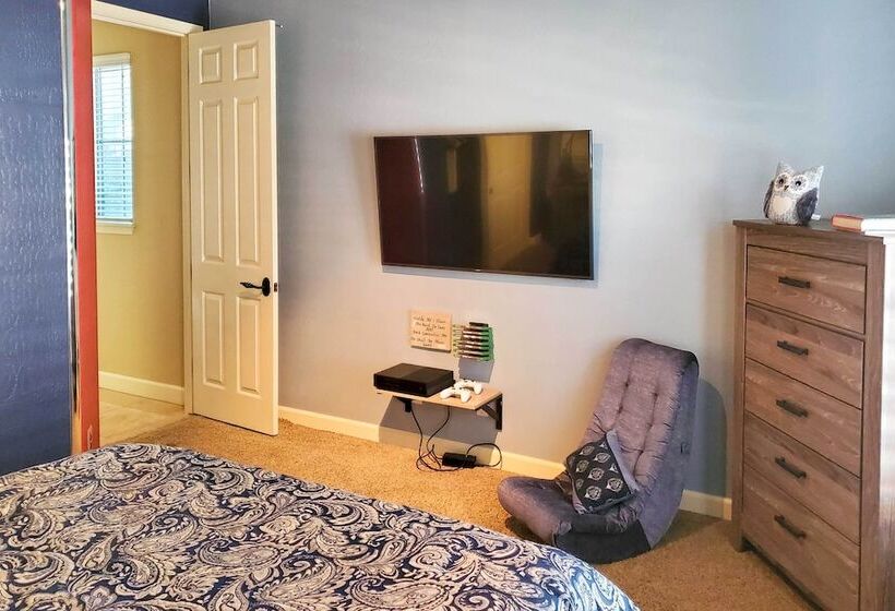 Luxe Gilbert Home W/ Heated Pool + Putting Green!