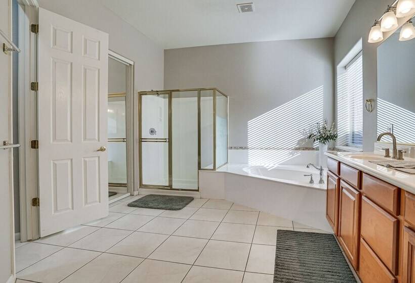 Goodyear Group Getaway W/ Pool & Putting Green