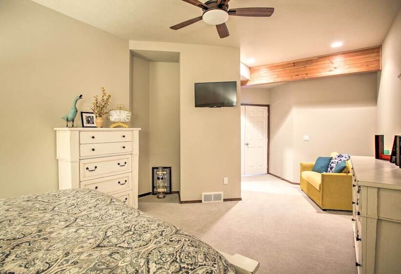 Luxurious Liberty Lake Hideaway W/ Hot Tub!