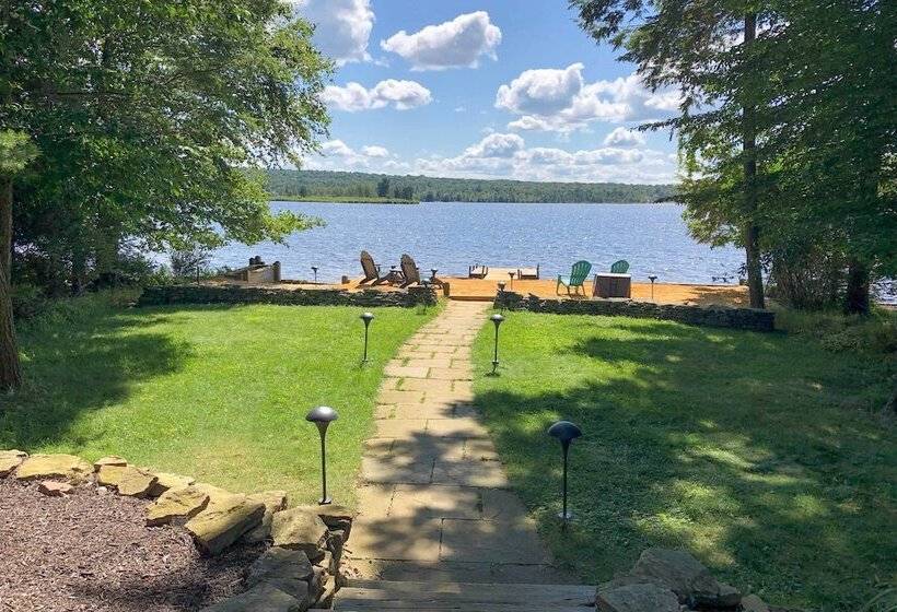 Lakefront Poconos Escape W/ Game Room, Dock & Pool