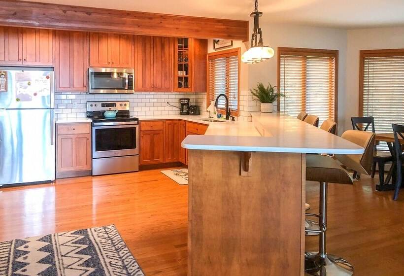 Lakefront Poconos Escape W/ Game Room, Dock & Pool