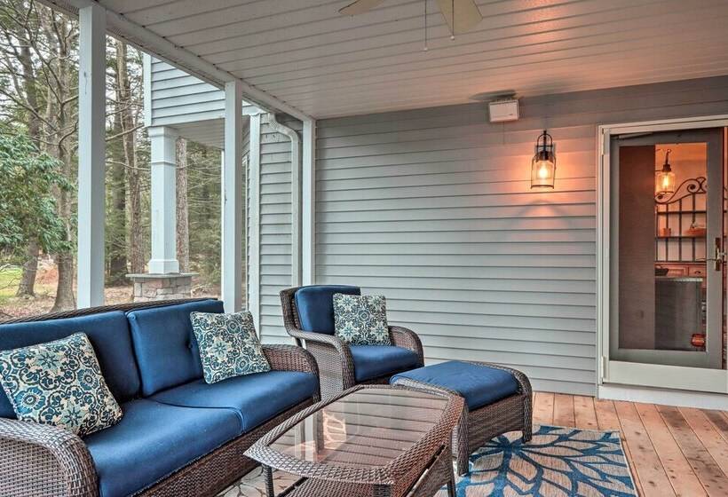 Lakefront Poconos Escape W/ Game Room, Dock & Pool