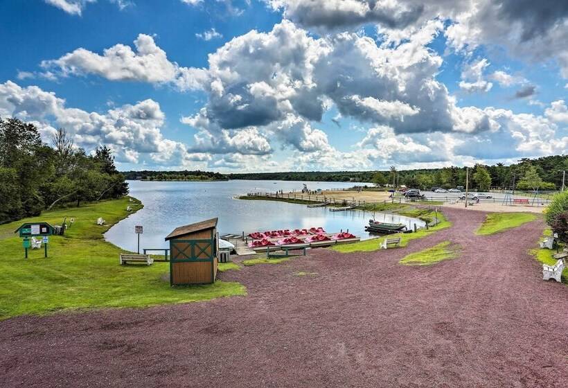Lakefront Poconos Escape W/ Game Room, Dock & Pool