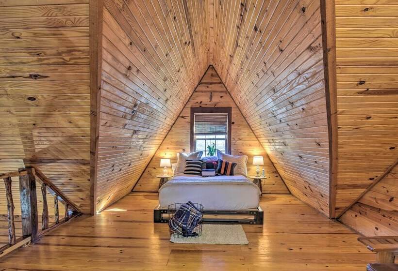 Luxury Pearcy Cabin W/ 5 Private Acres + Hot Tub!