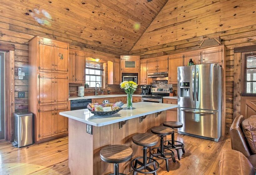 Luxury Pearcy Cabin W/ 5 Private Acres + Hot Tub!