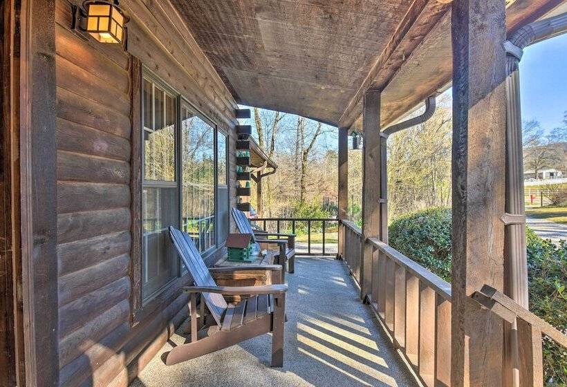 Luxury Pearcy Cabin W/ 5 Private Acres + Hot Tub!