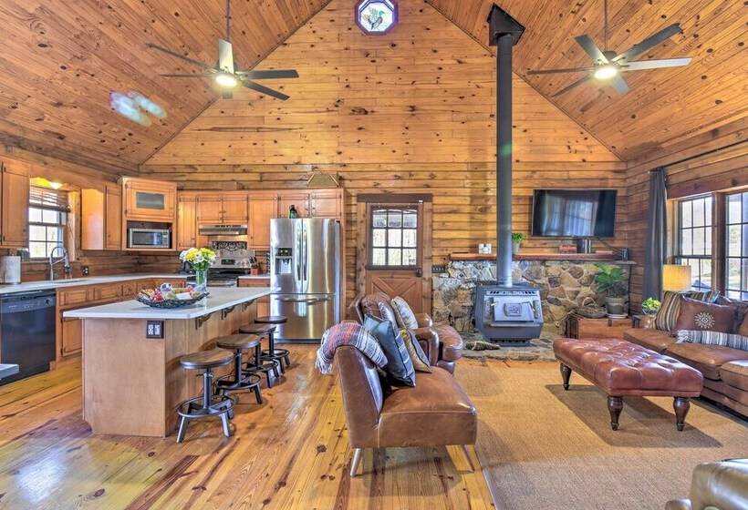 Luxury Pearcy Cabin W/ 5 Private Acres + Hot Tub!