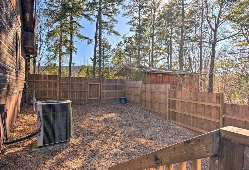 Luxury Pearcy Cabin W/ 5 Private Acres + Hot Tub!