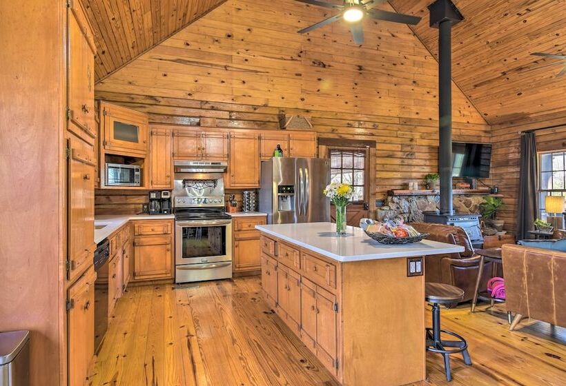 Luxury Pearcy Cabin W/ 5 Private Acres + Hot Tub!