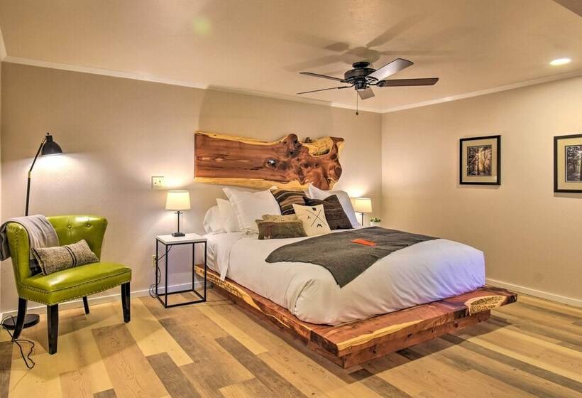 Luxury Pearcy Cabin W/ 5 Private Acres + Hot Tub!