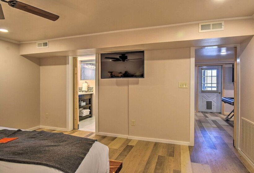 Luxury Pearcy Cabin W/ 5 Private Acres + Hot Tub!