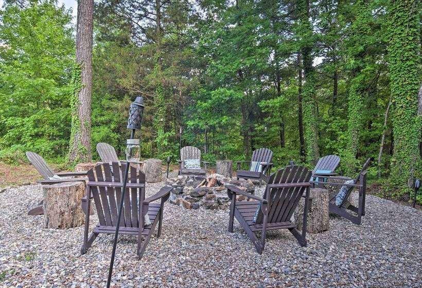 Luxury Pearcy Cabin W/ 5 Private Acres + Hot Tub!
