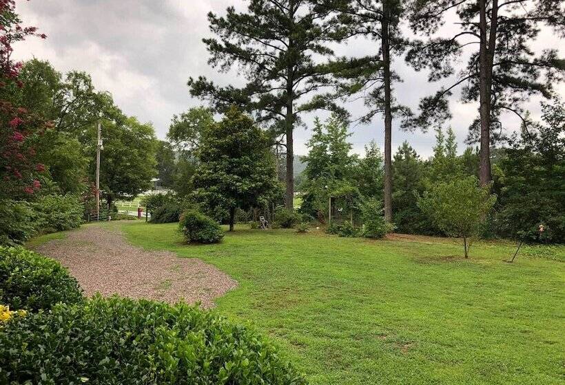 Luxury Pearcy Cabin W/ 5 Private Acres + Hot Tub!