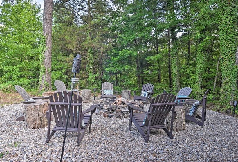 Luxury Pearcy Cabin W/ 5 Private Acres + Hot Tub!