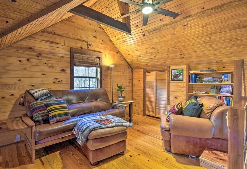 Luxury Pearcy Cabin W/ 5 Private Acres + Hot Tub!