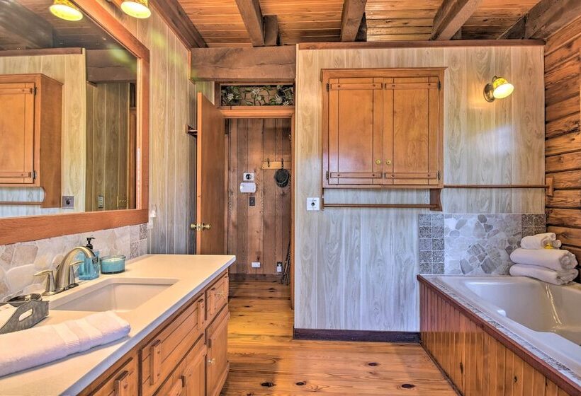 Luxury Pearcy Cabin W/ 5 Private Acres + Hot Tub!