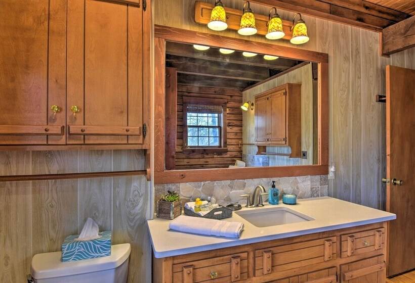 Luxury Pearcy Cabin W/ 5 Private Acres + Hot Tub!