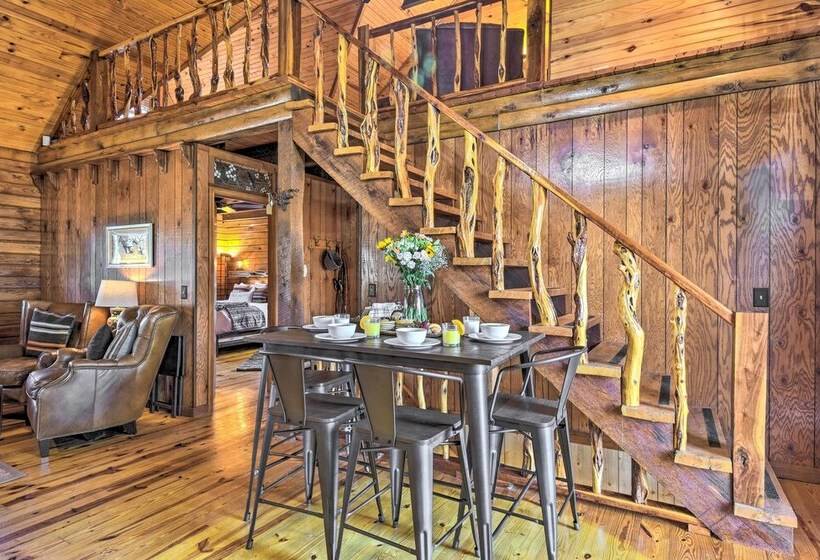 Luxury Pearcy Cabin W/ 5 Private Acres + Hot Tub!