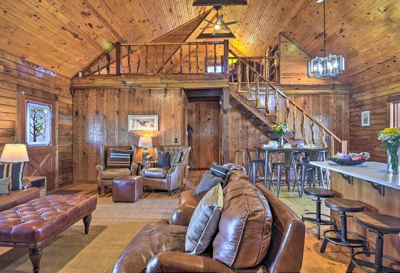 Luxury Pearcy Cabin W/ 5 Private Acres + Hot Tub!