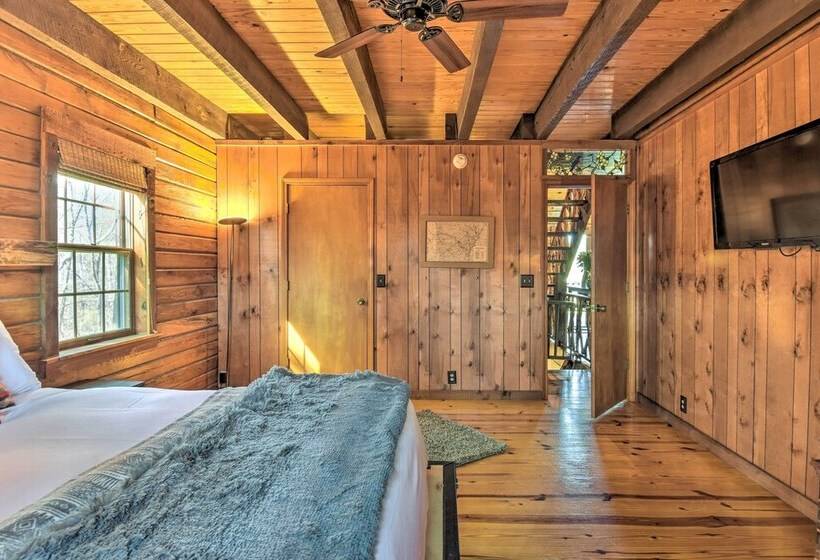 Luxury Pearcy Cabin W/ 5 Private Acres + Hot Tub!