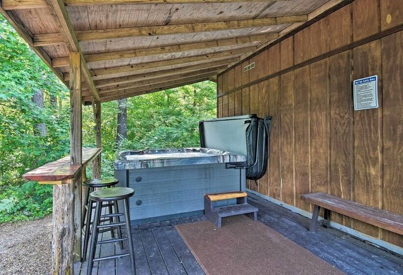Luxury Pearcy Cabin W/ 5 Private Acres + Hot Tub!