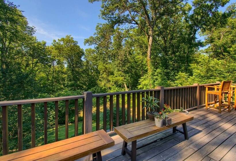 Luxury Pearcy Cabin W/ 5 Private Acres + Hot Tub!