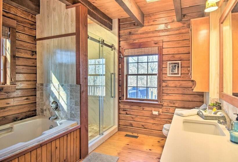 Luxury Pearcy Cabin W/ 5 Private Acres + Hot Tub!