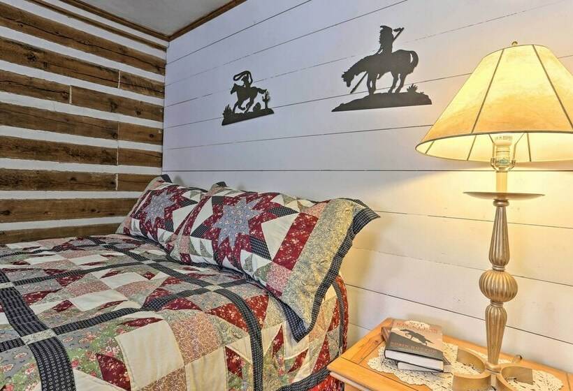 Maltese Ranch Cabin  Near Medora Attractions!