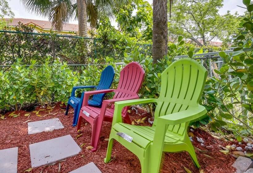 Margate Home W/ Hot Tub & Putting Green!