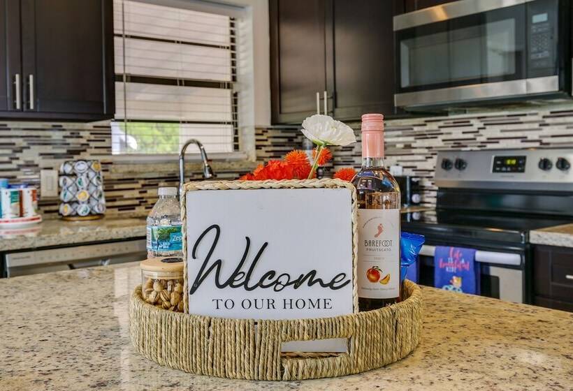 Margate Home W/ Hot Tub & Putting Green!