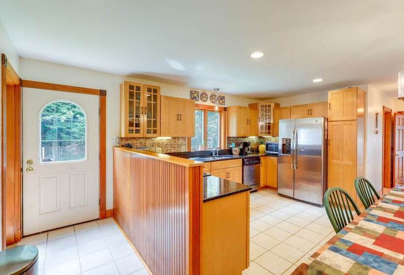 Meriden Village Of Plainfield Home W/ Backyard