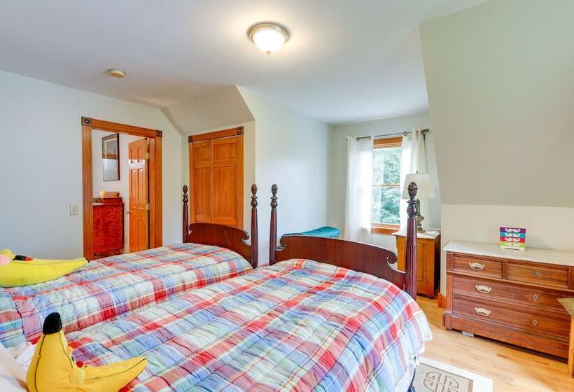 Meriden Village Of Plainfield Home W/ Backyard