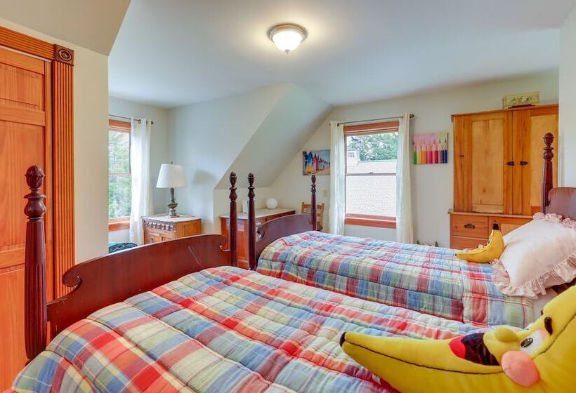 Meriden Village Of Plainfield Home W/ Backyard