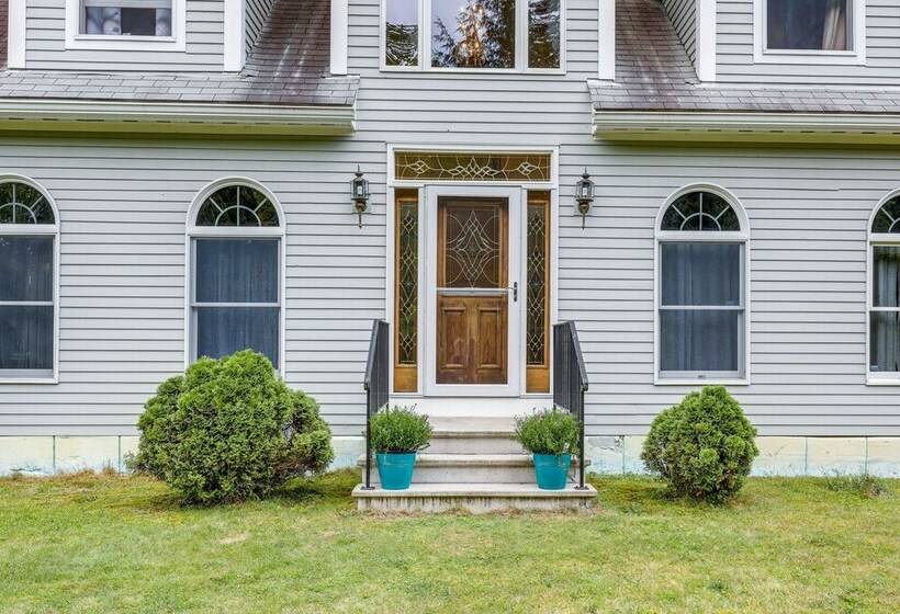 Meriden Village Of Plainfield Home W/ Backyard